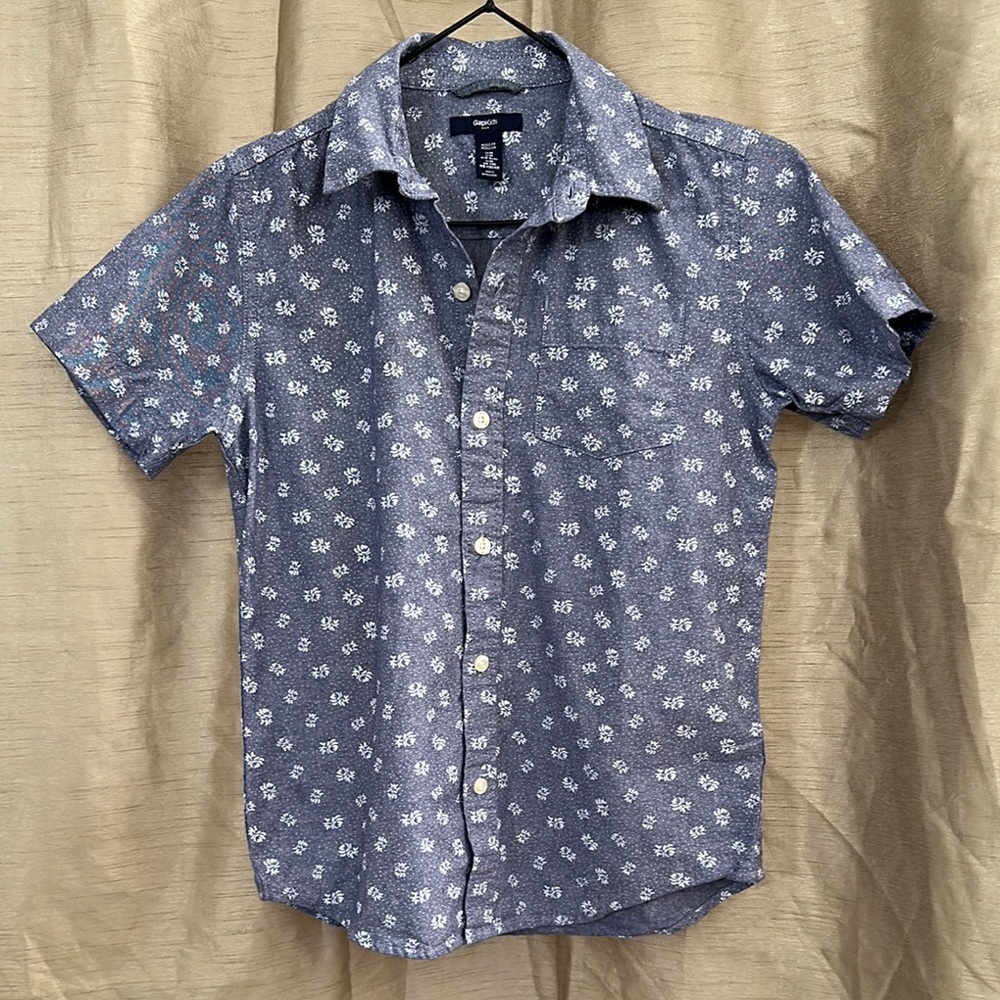 ❤️BUNDLE BUY 3 GET 15% OFF❤️
GAP Kids Blue and White Floral Button Down Shirt